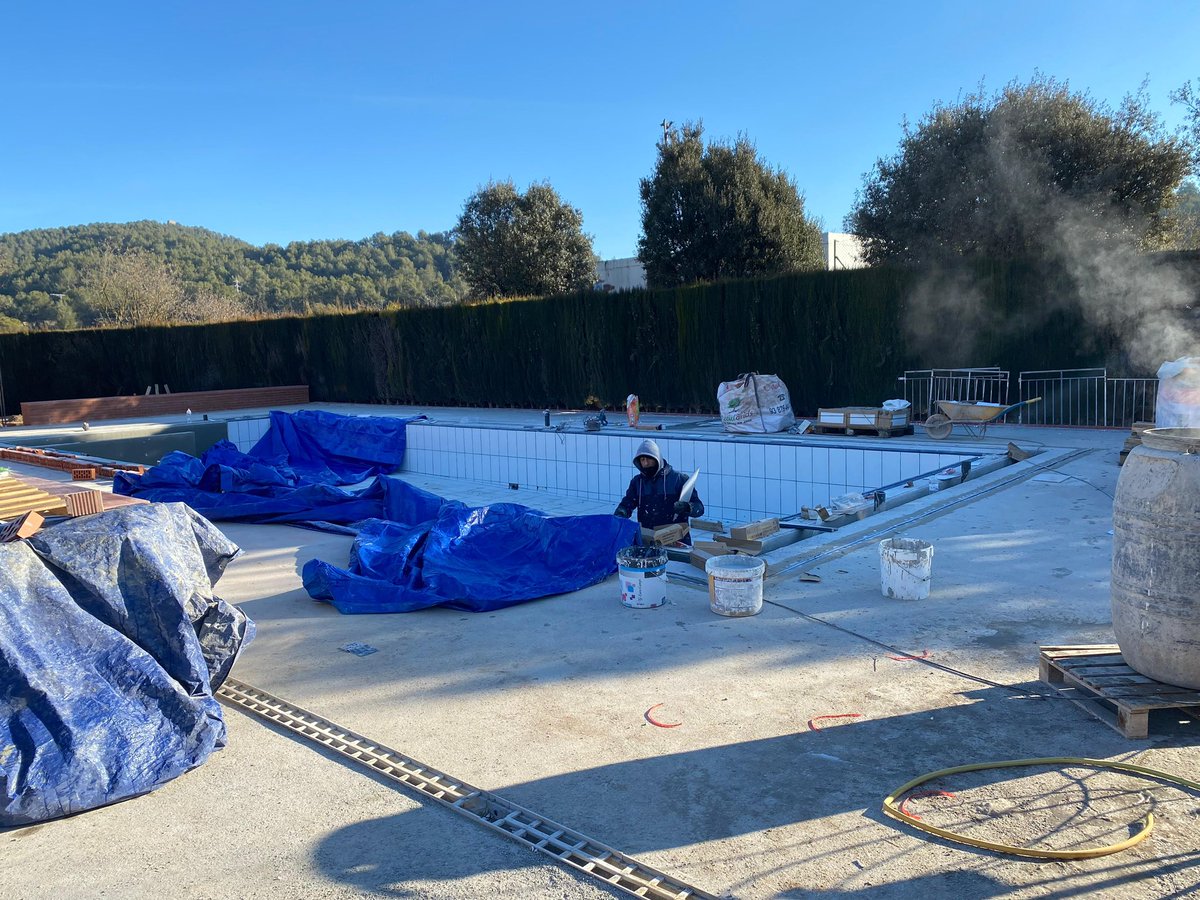 Juntsmunicipis's tweet image. 📹 El diputat Ramon Bacardit (@ramonbacardit) ha visitat Avinyó amb l’alcalde Sergi Grau per conèixer la rehabilitació integral de la piscina municipal i el seu entorn.

💧 Aquesta actuació ha transformat l’espai en un refugi climàtic sostenible, amb una zona de pícnic i mesures…