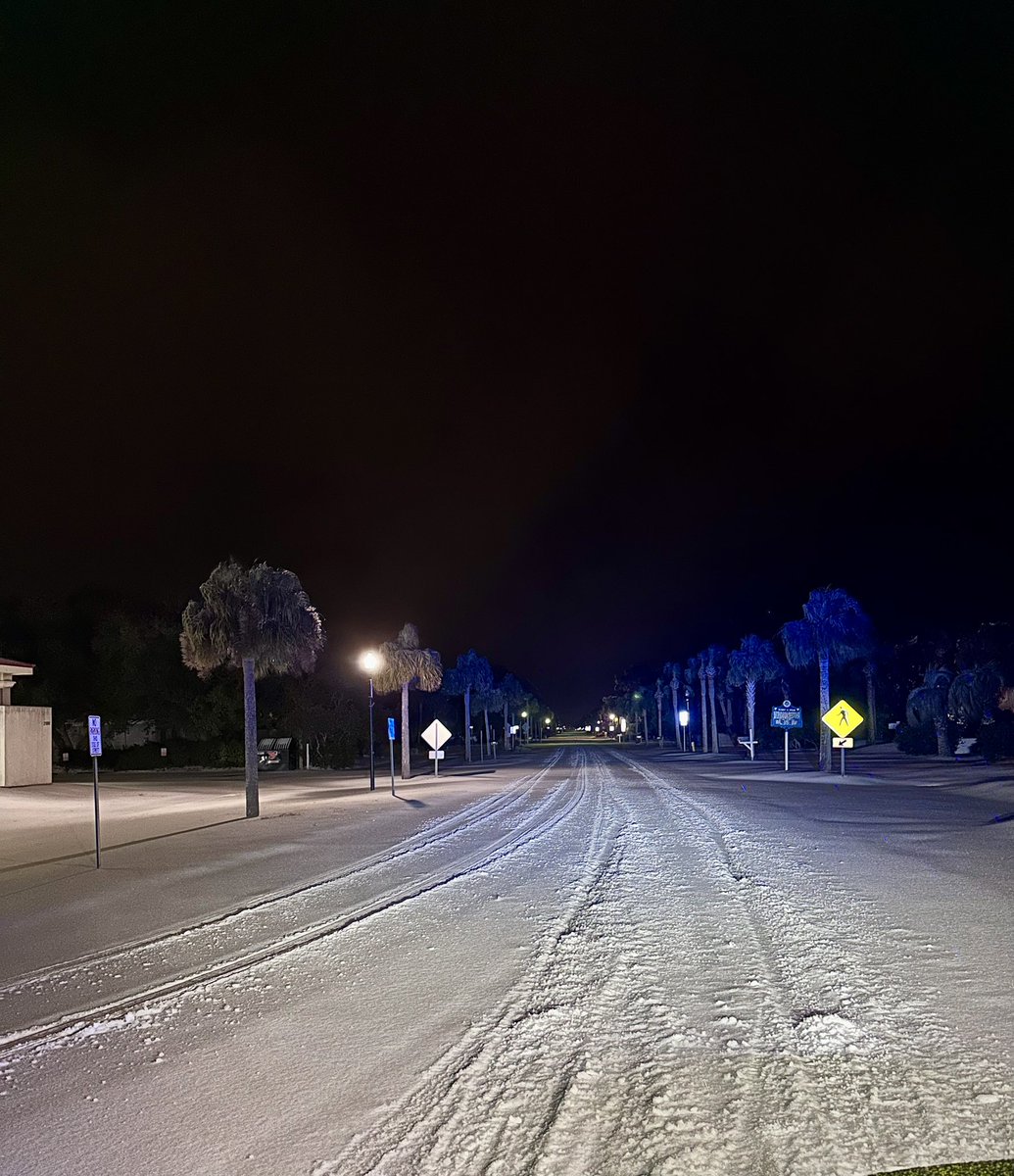 #UPDATE 
5 a.m. 1/22/25
IOP Connector and Palm Blvd along with side streets remain open. IOP Connector has deep snow. Officers continue to monitor. We continue to urge people to stay off the roads unless it is absolutely necessary. 
#chsnews #chswx #chstrfc