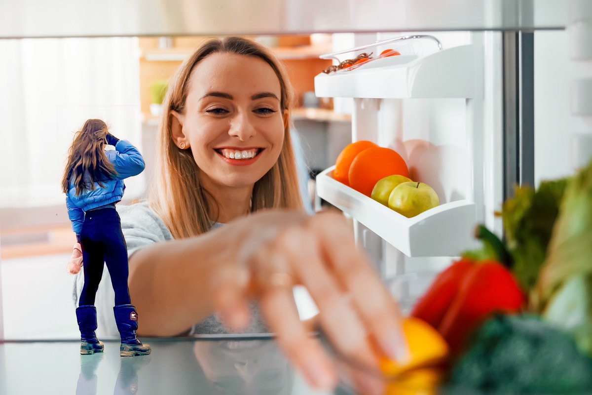 bobascher1's tweet photo. โCome on Vicki, you donโt need to leave me in here.โ
โWhat would you do if your fiancรฉโs famous explorer ex-girlfriend comes around unannounced. Lara, we live in a studio apartment. You can sleep on the kale.โ
#cold #coldshoulder #fridge #explorer #adventure https://t.co/Wv5fuynNQu