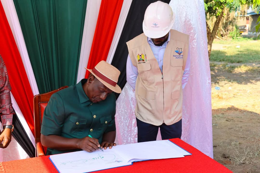 GovOjaamong's tweet photo. Today I joined the President H.E William Samoei Ruto and the deputy President Kithure Kindiki in launching the extension of secondary dyke for river Nzoia Floods Control project in Budalangi, Busia County. https://t.co/4Z1y4f2BI3
