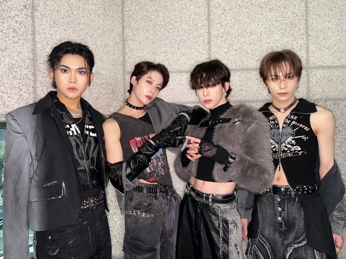 XLOV_official's tweet photo. [📸]

250119 SBS 인기가요

XLOV의 데뷔앨범 I’mma Be 마지막 방송까지 끝 🥲
XLOV의 시작부터 끝까지! 앞으로 XLOV 랑 함께 달려가요 EVOL ❤️‍🔥 

#XLOV #엑스러브
#Imma_Be #XLOV_Imma_Be
#EVOL #이불 https://t.co/A9KflCSXL2