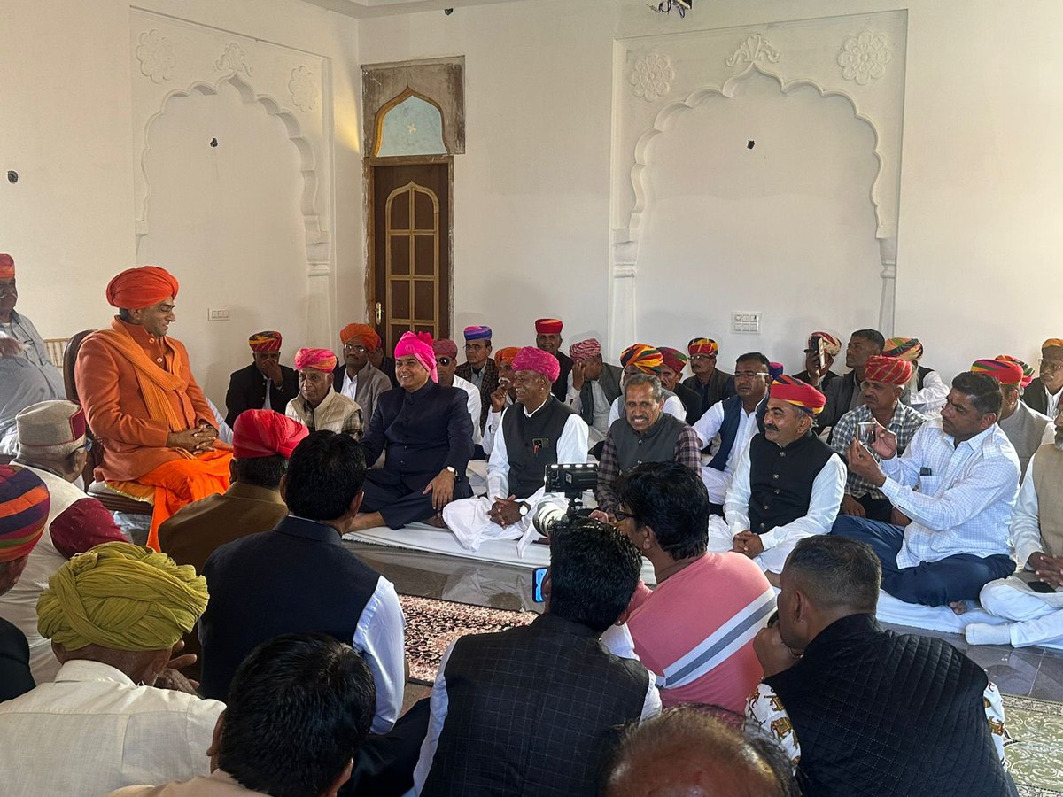 PratapPuriJi's tweet photo. शेरगढ़ विधायक आदरणीय श्री बाबूसिंह जी राठौड़ के सुपुत्र का विवाह बाड़मेर निवासी कैप्टन श्री हरिसिंह भाटी रणधा की सुपौत्री व श्री मदन सिंह रणधा की सुपुत्री के साथ सम्पन्न हुई। 

वैवाहिक कार्यक्रम में दोनों परिवारों के संयुक्त निर्णय से शराब पर पूरी तरह से पाबंदी रही। शिक्षा के क्षेत्र में समाज आगे आए इसके लिए बिटिया परिवार की और से 11 लाख रुपए की राशि समाज से संस्थानों को सुपुर्द की गई। पाश्चात्य संस्कृति में हम अपनी संस्कृति, सभ्यता, सामाजिक मूल्य भूलते जा रहे हैं और विवाह जैसे पवित्र उत्सव में शराब और अन्य मादक पदार्थों का सेवन करवाके बड़ा मानते हैं।

आओ हम सभी मिलकर इस कुप्रथा को समाप्त करने का संकल्प लेकर सभ्य समाज में एक जिम्मेवार नागरिक होने का परिचय दे।