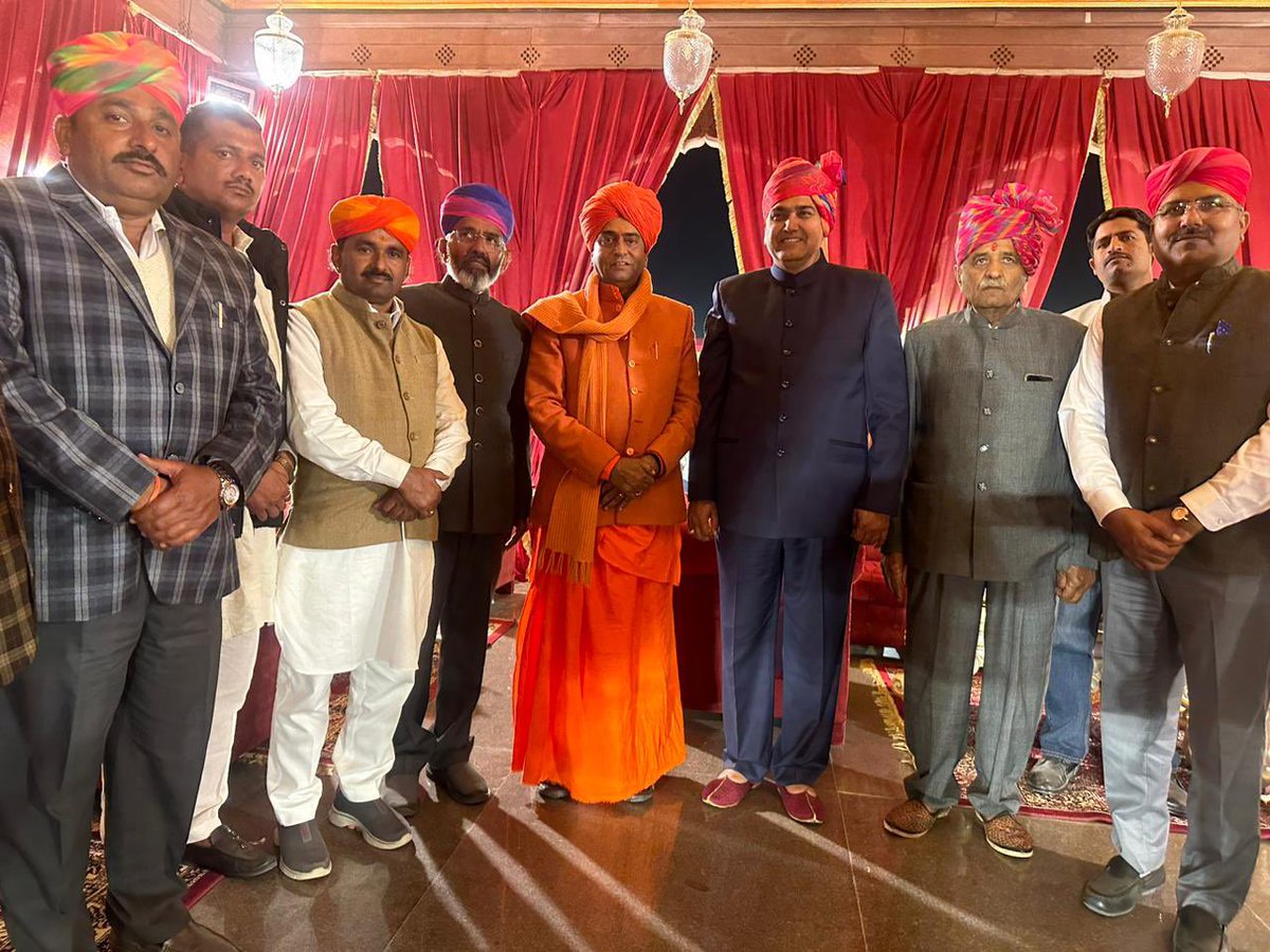 PratapPuriJi's tweet photo. शेरगढ़ विधायक आदरणीय श्री बाबूसिंह जी राठौड़ के सुपुत्र का विवाह बाड़मेर निवासी कैप्टन श्री हरिसिंह भाटी रणधा की सुपौत्री व श्री मदन सिंह रणधा की सुपुत्री के साथ सम्पन्न हुई। 

वैवाहिक कार्यक्रम में दोनों परिवारों के संयुक्त निर्णय से शराब पर पूरी तरह से पाबंदी रही। शिक्षा के क्षेत्र में समाज आगे आए इसके लिए बिटिया परिवार की और से 11 लाख रुपए की राशि समाज से संस्थानों को सुपुर्द की गई। पाश्चात्य संस्कृति में हम अपनी संस्कृति, सभ्यता, सामाजिक मूल्य भूलते जा रहे हैं और विवाह जैसे पवित्र उत्सव में शराब और अन्य मादक पदार्थों का सेवन करवाके बड़ा मानते हैं।

आओ हम सभी मिलकर इस कुप्रथा को समाप्त करने का संकल्प लेकर सभ्य समाज में एक जिम्मेवार नागरिक होने का परिचय दे।
