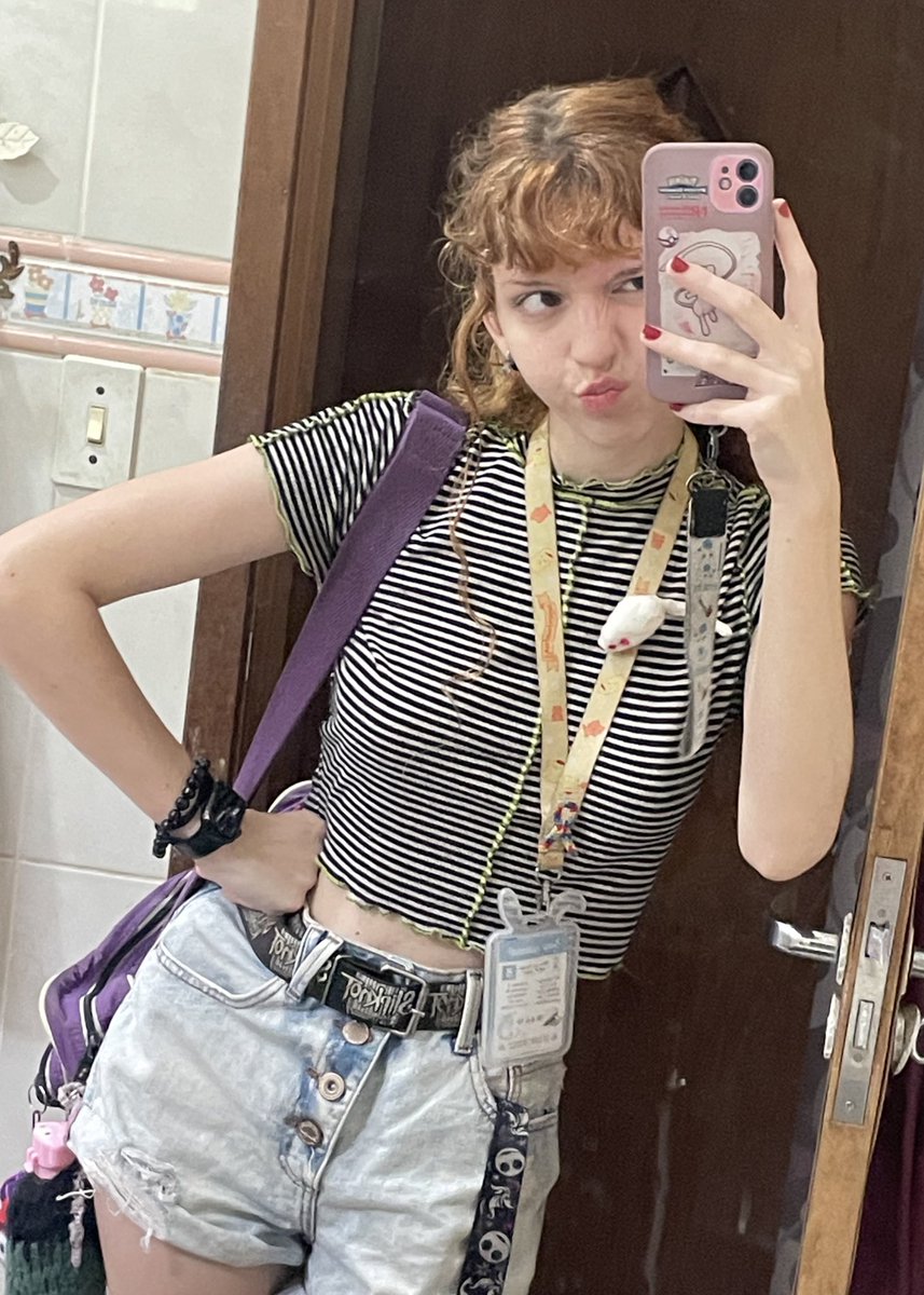 squicklia's tweet photo. ATRASADISSIMA mas o #oodd ta postado!

repetindo o shorts pq nem toda peça de roupa precisa ser lavada após o 1° uso e presilha da my melody <3
(perdi 2 ônibus enquanto trancava o portão.) https://t.co/ZfuN8TPFkZ