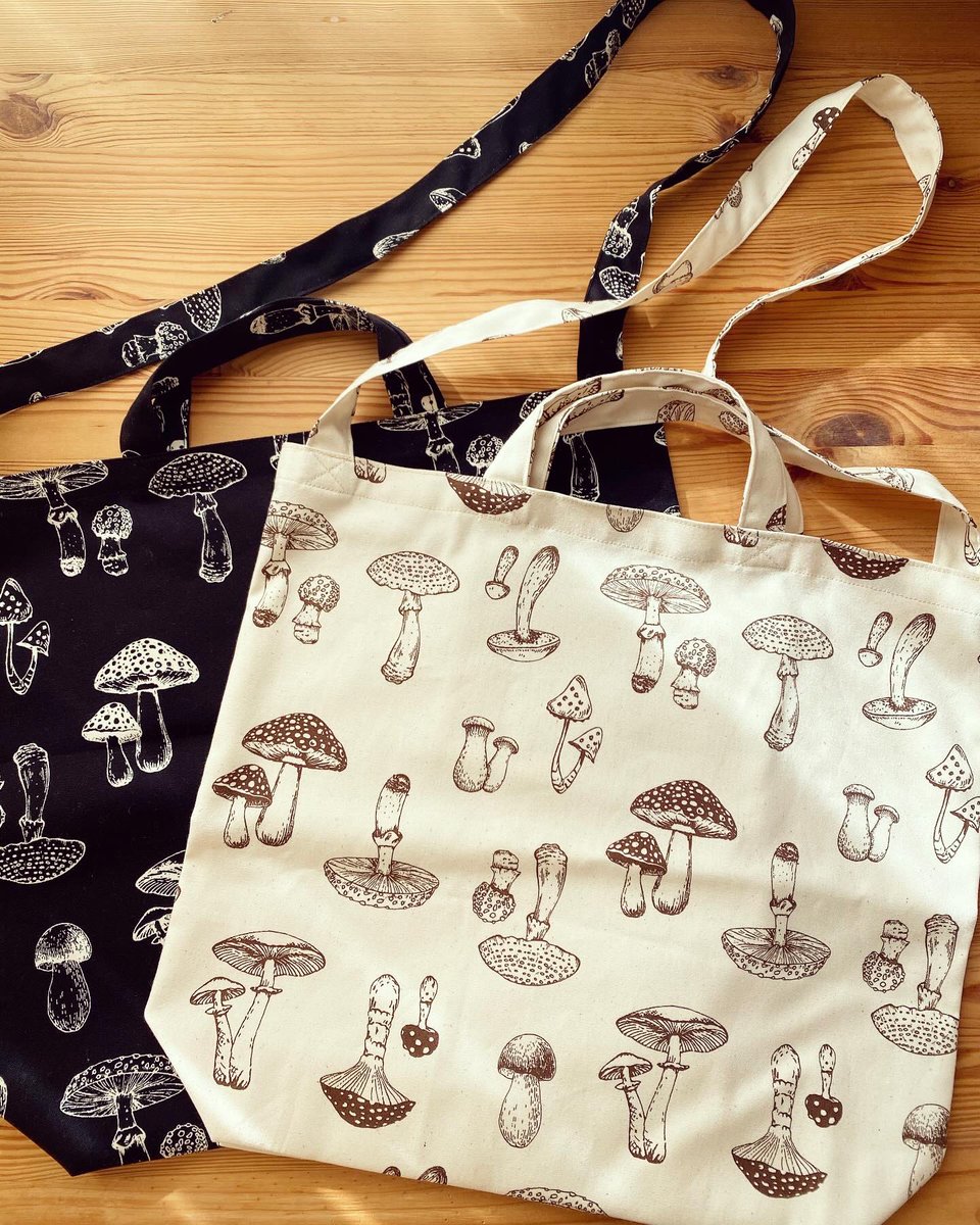 virginie20099's tweet photo. 『きのこと動物展』
続々と準備しております🍄🍄🍄

2WAYトートバッグとフラットポーチ。
ユニセックスでお使いいただけます！
ポーチのファスナーの色はvirginieのこだわりポイントです☺️
かわいいでしょ💕

是非遊びにきてくださいね✨

＠housekibako_yi 

#本八幡
#きのこ柄 https://t.co/k7LCU3bDfO