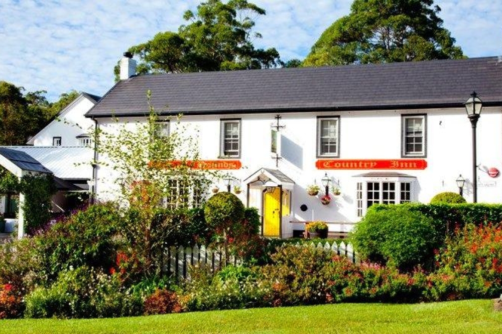 Looking for somewhere different to go? Then how about this 18th century British pub, just an hour's drive from Brisbane. There's an English bar, an Irish bar, beer garden and Tudor dining room serving classic English pub food. Details here: mustdobrisbane.com/eat-drink-pubs…