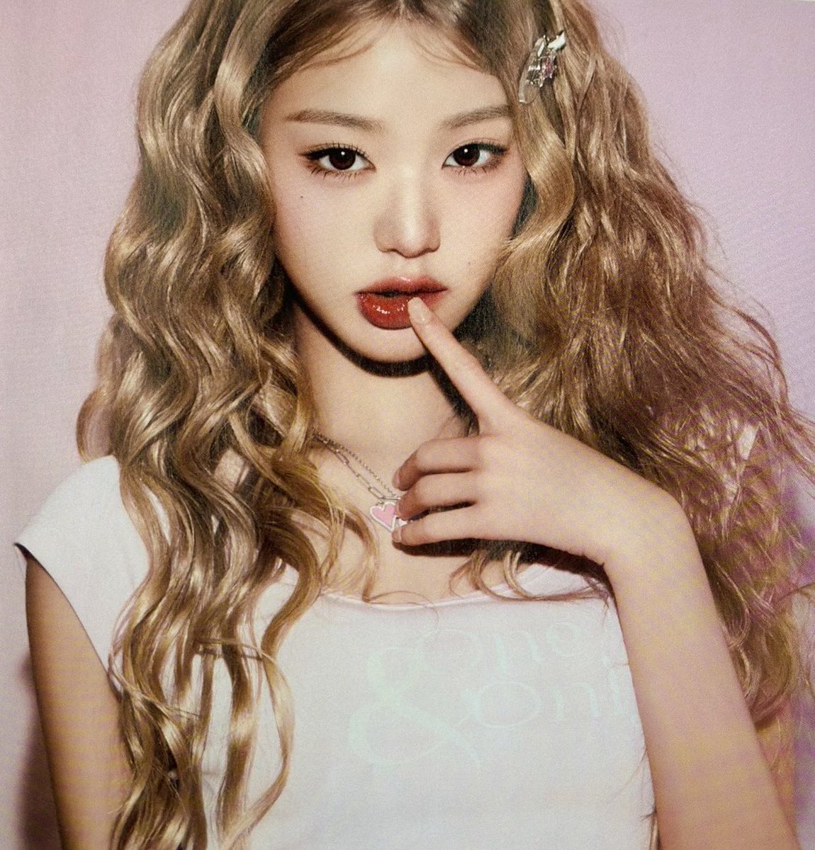 PopBase's tweet photo. IVE's Wonyoung stuns in new photo. https://t.co/aCXE4C9khL