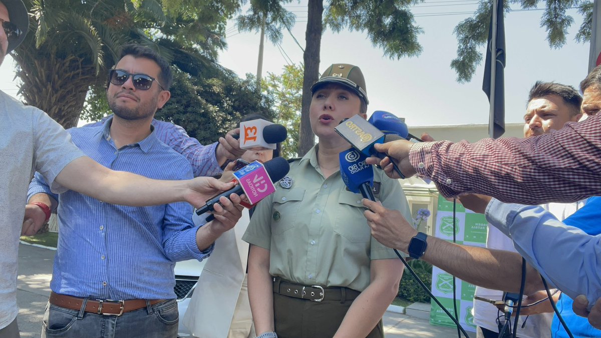 Rastrocom's tweet image. En teniente coronel Rodrigo Arroyo, del SEBV de Carabineros, y el fiscal jefe de Flagrancia Occidente, Patricio Rosas, dan a conocer la desarticulación de una banda criminal dedicada a la receptación de vehículos. Tras una investigación coordinada con la Fiscalía Metropolitana.