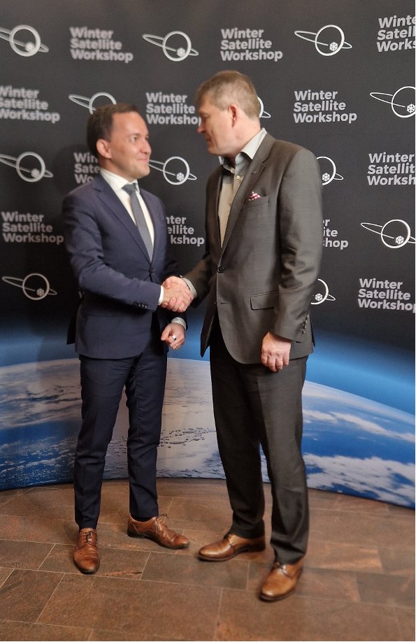 SHARPNAV_OY's tweet photo. At the Winter Satellite Workshop 2025, Minister of Economic Affairs @willerydman  and SharpNav’s Founder and CSO @PUNNALAMikko  engaged in dialogue on Finland’s new Space Strategy 2030 and its significance for the growth and development of the national space economy. https://t.co/SGnEBFUgh0