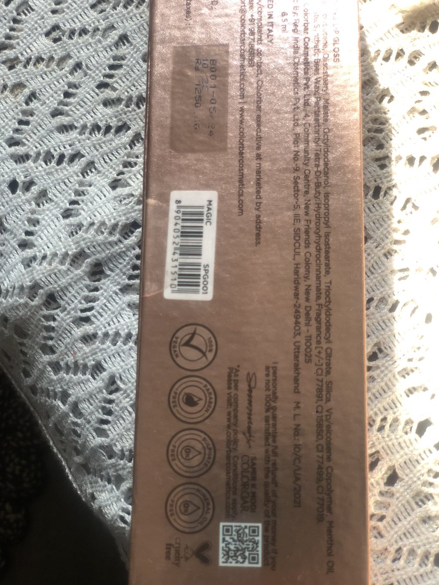 sonathakur1996's tweet photo. For the first time I regret buying one of your product, bought it’s from Saket mall, the salesgirl said it’s last long and keep you hydrated and many more but it’s not not even stay for 30 minutes also spread.https://t.co/LHmItUTKFO https://t.co/XkbypMU3dU