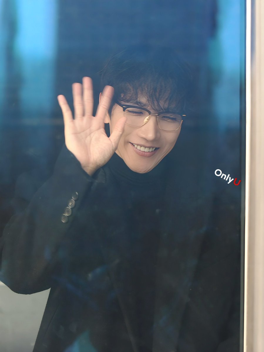 OnlyU0115's tweet photo. 250122 가요광장 일일DJ  2일차

올블랙 착장에
그저 황홀...
밝은 미소에 옷이 환해보여요
밍디 진짜 대박 멋져

#JUN_K
#ジュンケイ
#준케이 https://t.co/yClz4hH6zq