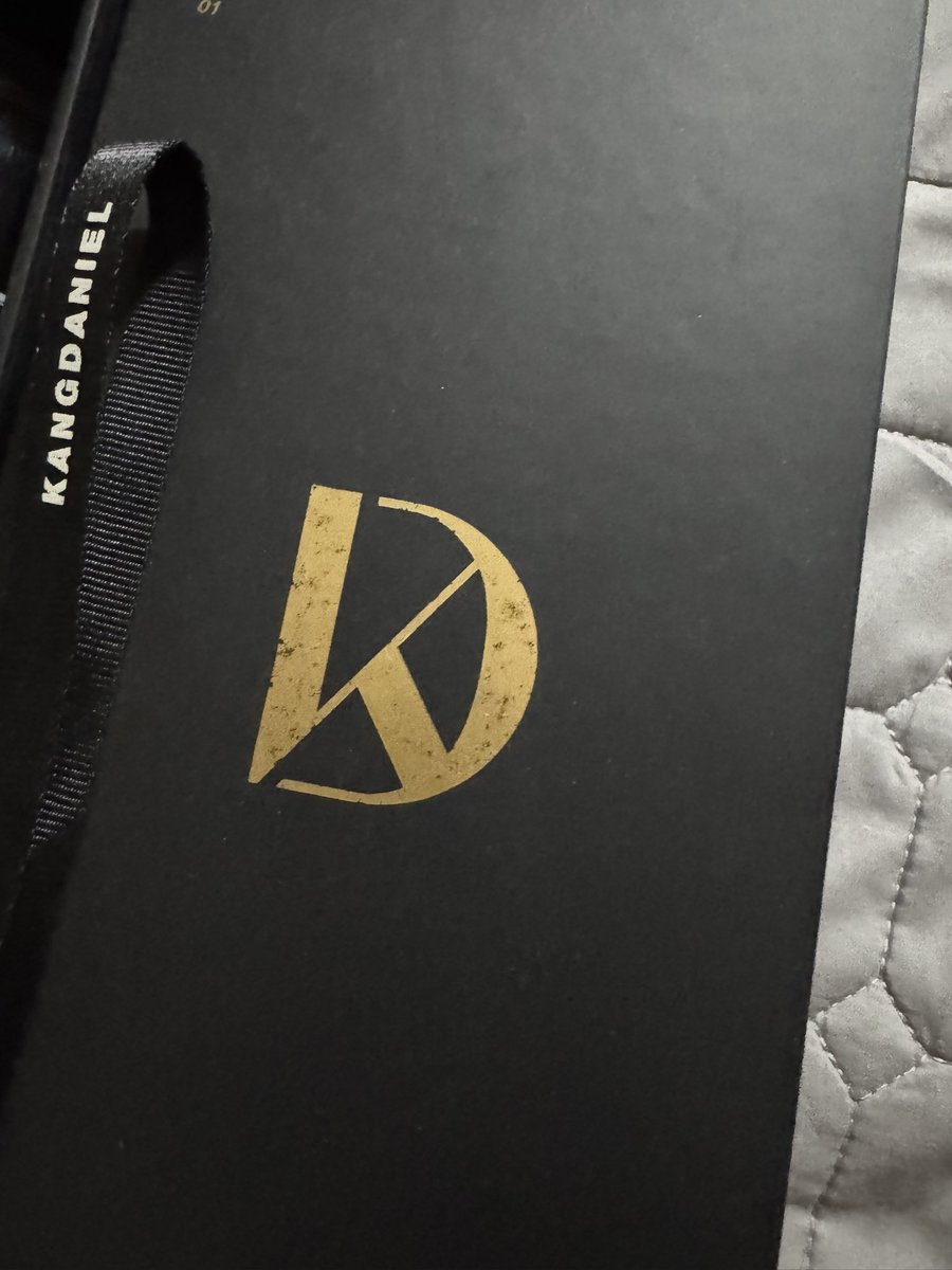 ongongday's tweet photo. ส่งต่อแท่งไฟ #KANGDANIEL ver.1
ลูกค้าดีลมาแล้วไม่รับ 
สภาพเทียบมือ 1 มีตำหนิที่หน้ากล่องเท่านั้น 

ราคา 1790 บาท รวมส่ง 

#ตลาดนัดคังแดเนียล #ตลาดนัดดานิตี #ตลาดนัดDANITY #KANGDANIEL_ACTinBKK https://t.co/lgKD1REKBj