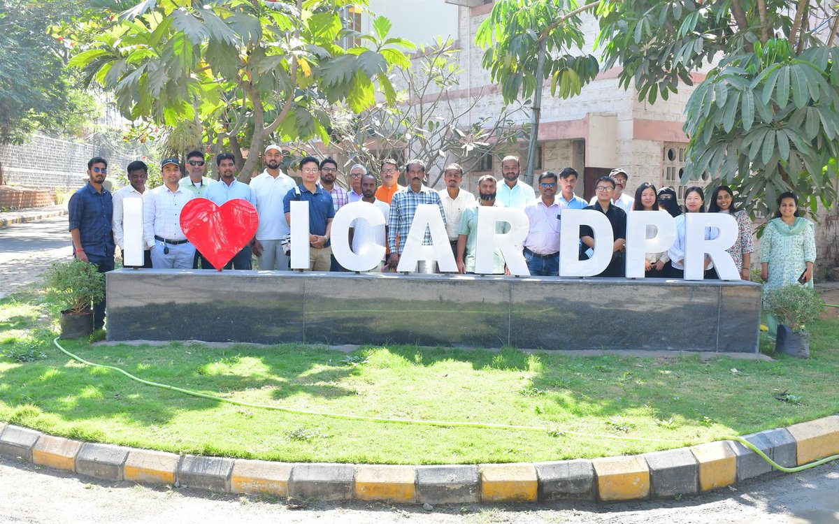 IcarPoultry's tweet image. Director, ICAR-DPR inaugurated a 3-day training on &quot;Feed Formulation &amp;amp; Quality Control&quot; starting 22-01-25 at @IcarPoultry with 24 participants from across India.
#OneICAR #RuralPoultry #PoultryFeed #Training
@AgriGoI 
@dare_goi  
@Dept_of_AHD 
@icarindia