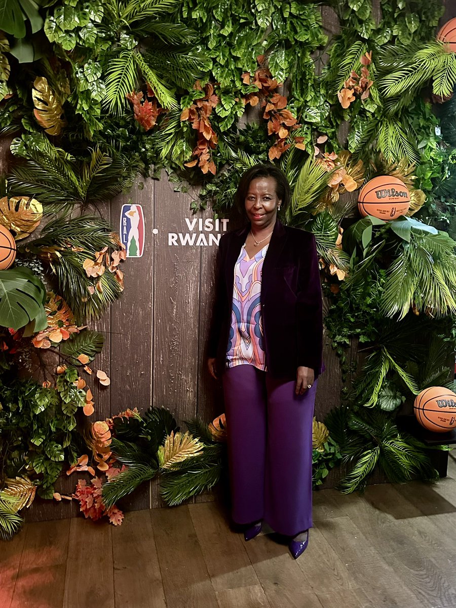 OIFrancophonie's tweet photo. La Secrétaire générale de la #Francophonie, @LMushikiwabo était invitée à la soirée organisée par @theBAL et @visitrwanda_now à Paris, en présence de partenaires et figures du sport africain. 
Un événement qui appelle à renforcer la promotion du #sport comme levier de développement et d’intégration des jeunes en #Afrique, premier continent producteur de talents. #Jeunesse