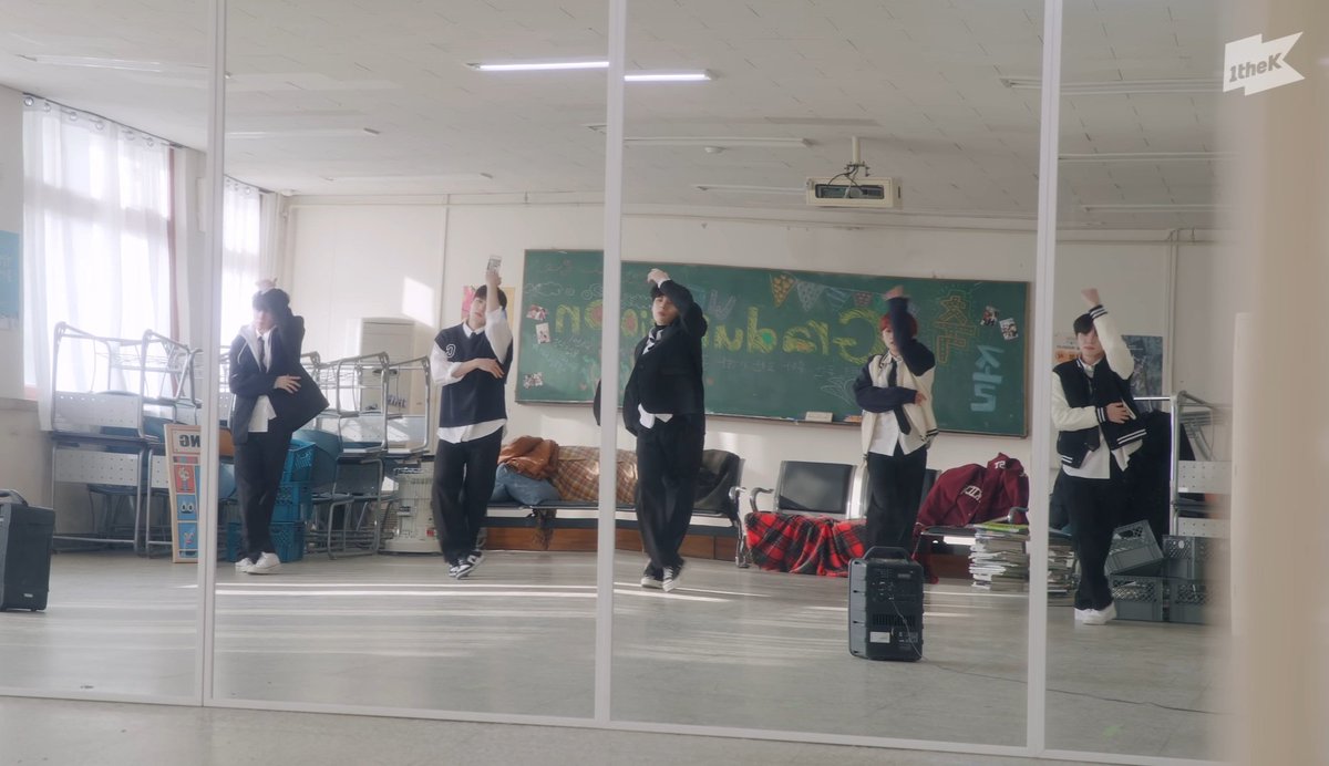 jangstar0211's tweet photo. @1theK 팬잘알 원더케이의 영상을
오늘까지도 반복재생 하는중💘
영상을 본다면? 당신도 오늘부터 루아이👋

0:31~0:40
대현이의 도입부 표정연기로 분위기 압도💘
1:58
단체로 기합 넣으며 청춘이라는 분위기를
설레게 잘 살리며 군무를 추는 위아이,
넘나 멋있어서 무한 칭찬해🫳🫳
#댄스소사이어티_위아이 https://t.co/QuG4q3Uykc