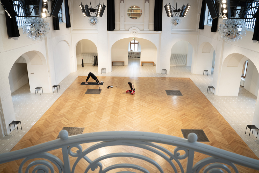 MUnterlinden's tweet photo. Dans la salle de la Piscine, les danseuses de la Compagnie Retouramont se sont échauffées avant de travailler à la création du spectacle Totem qui sera présenté ce dimanche pour la journée de gratuité "Unterlinden, quel cirque !".

#cirque #museeunterlinden #danse https://t.co/flyzO3fuuY