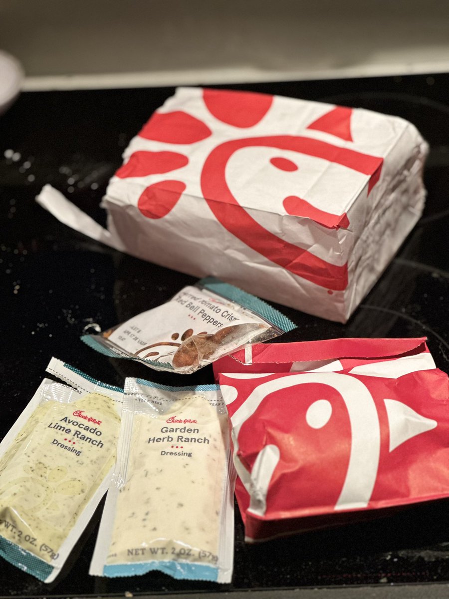 PeachiestMe's tweet photo. Ordered a spicy chicken sandwich from #chickfila with a side of ranch. They gave me avocado lime ranch and ranch dressing 😭 https://t.co/4gTz99ArtI