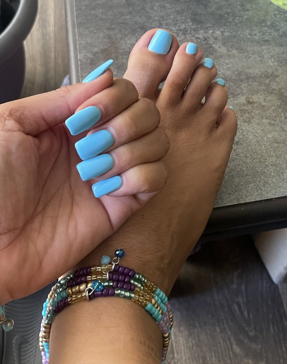 JusttwinkleToes's tweet photo. @Gabbyraee1 Natural pretty toes are great but there's nothing wrong with a little color ✨👣💙😊🤤 https://t.co/ZUjsF0idvM