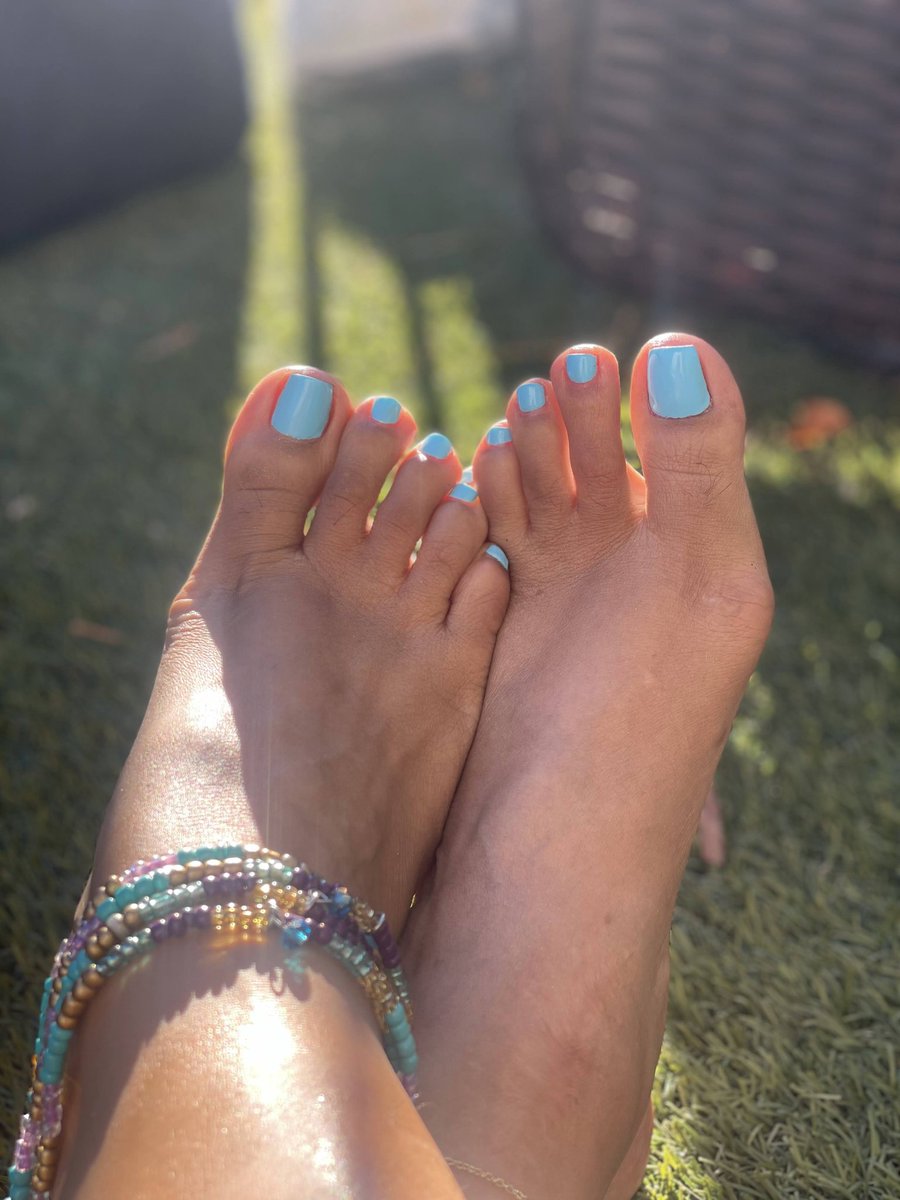 JusttwinkleToes's tweet photo. @Gabbyraee1 Natural pretty toes are great but there's nothing wrong with a little color ✨👣💙😊🤤 https://t.co/ZUjsF0idvM