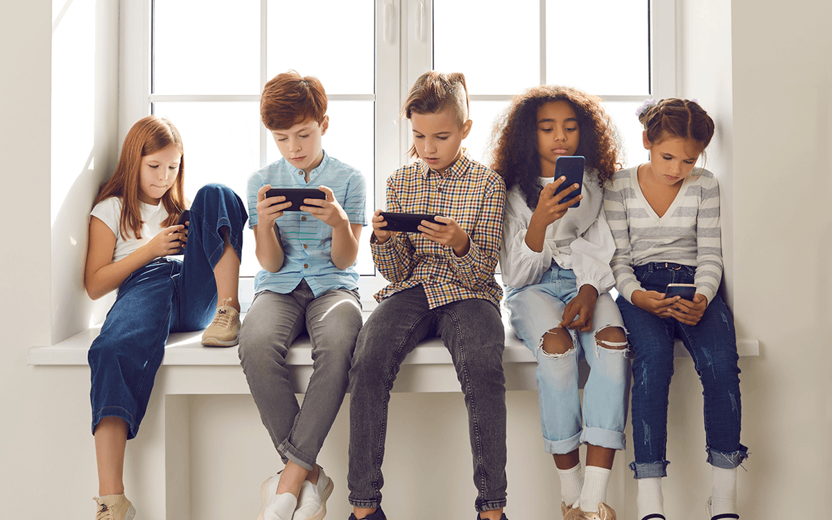 mywingio's tweet image. Many school phone bans fail as students hide usage in class &amp;amp; overuse after. With Kid First Phone, set screen limits, block class use &amp;amp; build real friendships!
#DigitalBalance #ScreenTimeManagement #KidFirstPhone