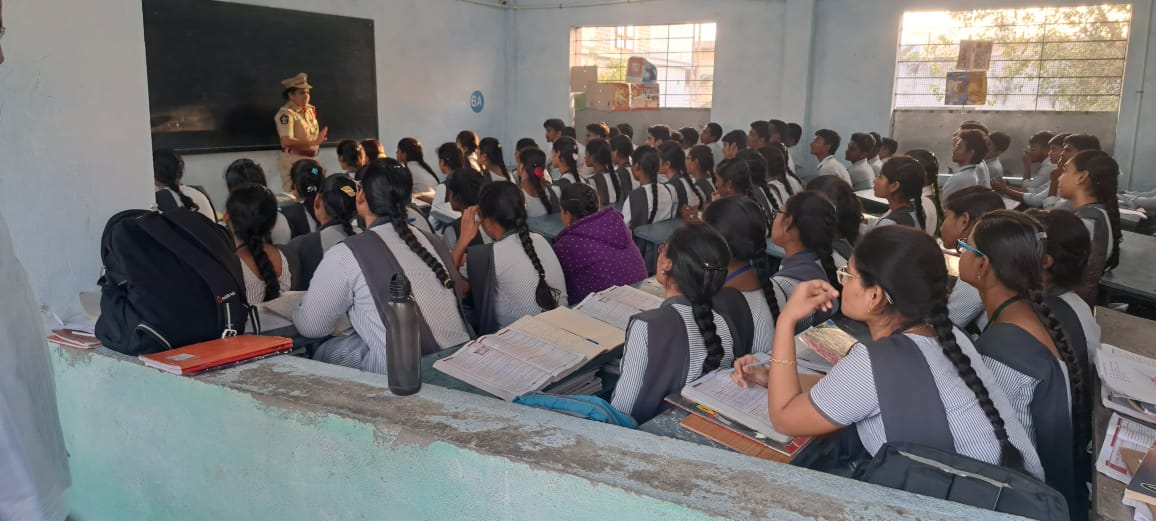 BapatlaPolice's tweet photo. Bapatla Police Strengthen Cybercrime Awareness: Empowering Students with Online Safety, Women's Protection, and Legal Safeguards

#DigitalDefenses #CybercrimeAwareness #StudentSafety #WomenProtection #ChildProtection #CyberFraud #AwarenessCampaign #APPolice https://t.co/aOpsd2UUAc