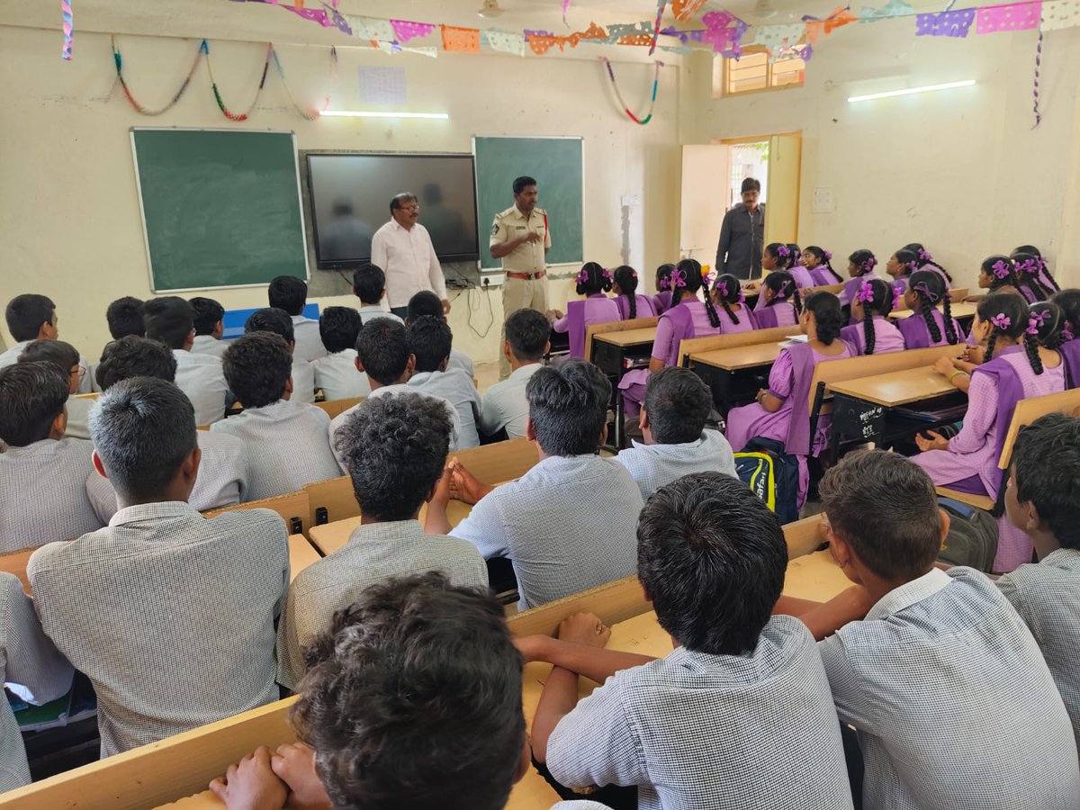 BapatlaPolice's tweet photo. Bapatla Police Strengthen Cybercrime Awareness: Empowering Students with Online Safety, Women's Protection, and Legal Safeguards

#DigitalDefenses #CybercrimeAwareness #StudentSafety #WomenProtection #ChildProtection #CyberFraud #AwarenessCampaign #APPolice https://t.co/aOpsd2UUAc