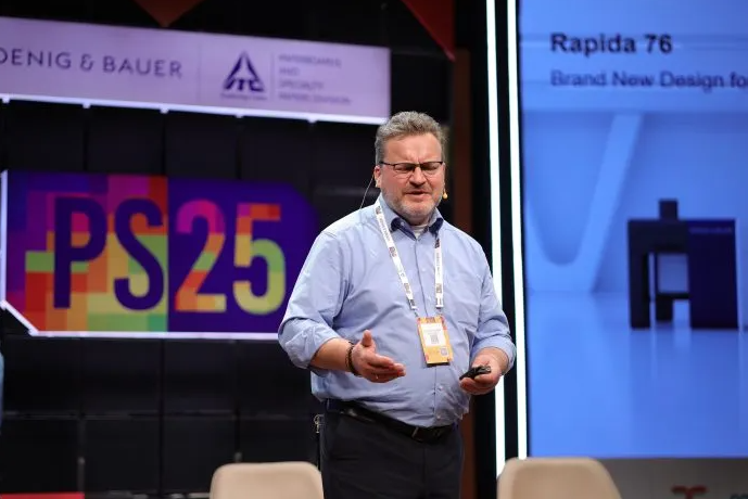 PSATalk's tweet image. At the Print Summit 2025 hosted by BMPA on 16 January, Sascha Fisher of Koenig &amp;amp; Bauer presented the company’s advancements and achievements over the past year

@TheBmpa @drupa #innovations #applications #luxurypackaging #offsetpress 

Read More... packagingsouthasia.com/events/print-s…