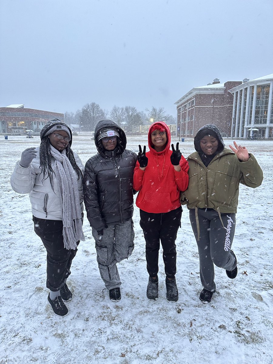 fxithmichelle's tweet photo. snow day in the valley 💙💛
#fortvalleystateuniversity #HBCU #ilovemyhbcu https://t.co/vXTwRmNBKZ