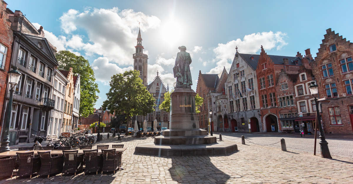 Sur la place Jan van Eyck, un franc soleil donne envie de flâner dehors et de s'asseoir en terrasse #bruges