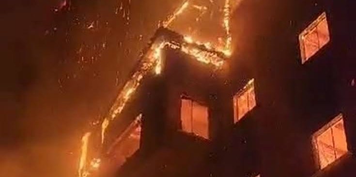 bir otelde yangın çıkıyor, 100'e yakın insanımız ölüyor; hükümet belediyeyi suçluyor, belediye hükümeti suçluyor, vatandaş da otelin etrafında kayak yapıyor. bir ülke her hattıyla nasıl çürür sorusunun cevabı gibi.