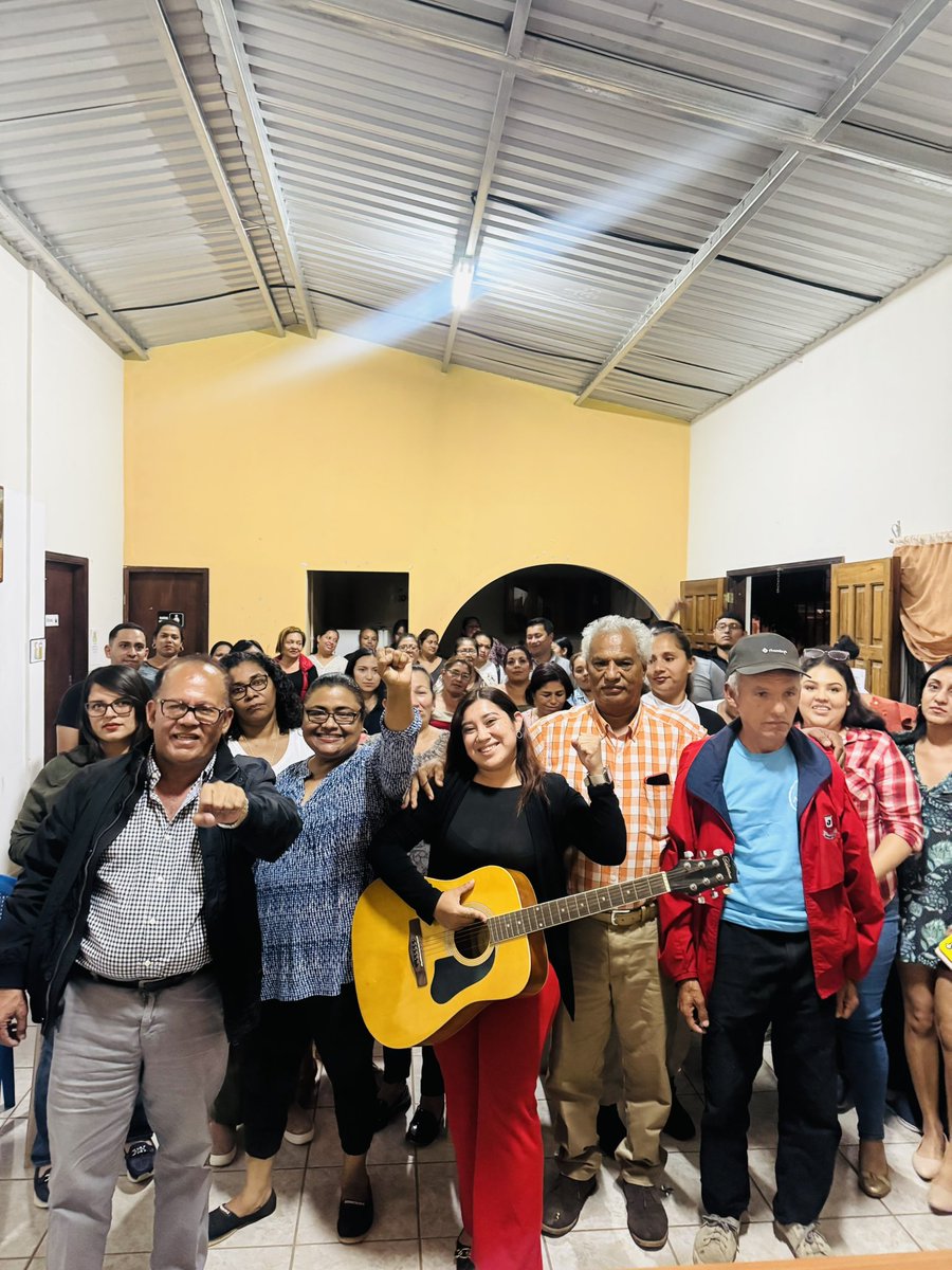 HazelAlegria_HN's tweet photo. Visitamos a la precandidata a diputada Nora Ríos, responsable de las aldeas y colonias del norte. Durante nuestra visita a la 📍Col. Divina Providencia, sostuvimos un enriquecedor diálogo con los compañeros, centrando nuestra conversación en el próximo proceso electoral del 9 de marzo.
¡Es Rixi! ❤️🖤✊🏻🌺💯
 
#EsRixi #Casilla1️⃣0️⃣0️⃣ #ConHazelAl💯