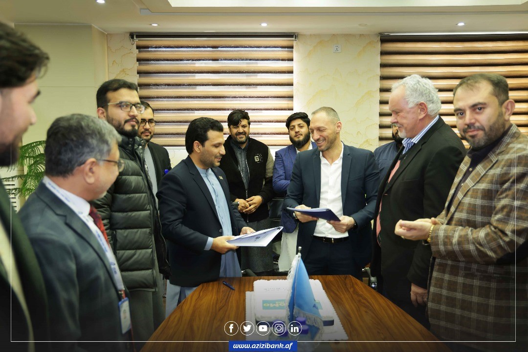 AZBOfficialPage's tweet photo. عزیزی بانک خرسند است که با شبکه مخابراتی ام تی ان(MTN) تفاهم‌نامه در بخش اتصال خدمات مو مو در سیستم بانکی عزیزی بانک به امضا رساند. این تفاهم‌نامه در دفتر مرکزی عزیزی بانک توسط رییس اجرایوی عزیزی بانک محترم خان الله یوسفزی و رییس ام تی ان – مومو آقای آنتوان هایکل با حضور رییس مالی ام تی ان به امضا رسید. هدف این تفاهم‌نامه تسهیل در ارسال/دریافت پول از حساب بانکی عزیزی بانک به حساب مومو می باشد.
-----------------------
عزیزي بانک خوښ دی چې د ام ټي ان مخابراتي شبکې سره یې د عزیزي بانک سیستم کې د مومو خدمتونو د نښلولو(وصلولو) په برخه کې هوکړه لیک لاسلیک کړ. دغه هوکړه لیک د عزیزي بانک مرکزي دفتر کې د عزیزي بانک اجرایوي رییس ښاغلي خان الله یوسفزي او ام ټي ان ای-مومو د اجرایوي رییس ښاغلي آنتوان هایکل له لوري د ام ټي ان مالي رییس په حضور کې لاسلیک شول. د دغه هوکړه لیک موخه پېرودونکو ته د عزیزي بانک بانکي حساب څخه مومو حساب ته د پیسو د لېږد/رالېږد آسانتیا رامېنځته کول دي.