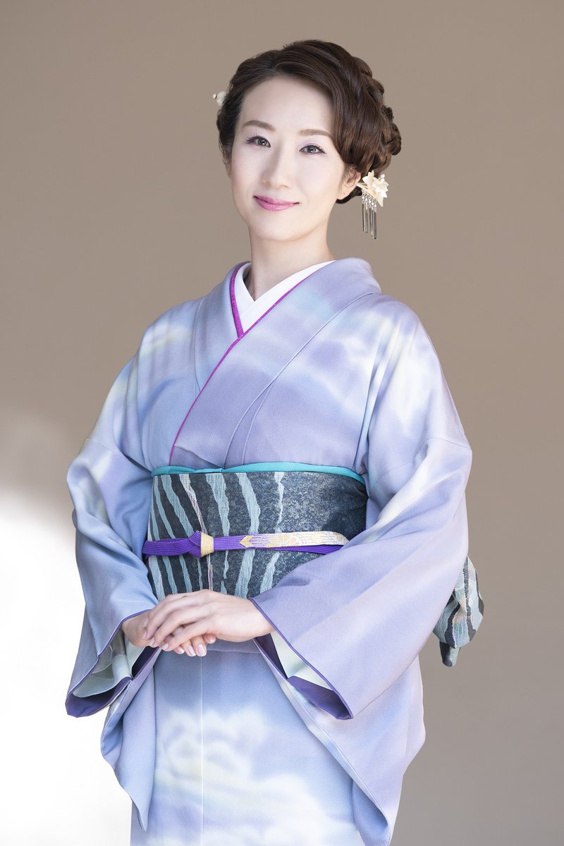 king_enka's tweet image. #椎名佐千子
2月12日に待望のシングル「よされ女節」発売❕

さらに昨年草月ホールで開催された
バースデーライブを収めたライブCD＆DVD
3月12日発売決定❕

詳細、リリースイベント情報はこちらから
kingrecords.co.jp/cs/artist/arti…