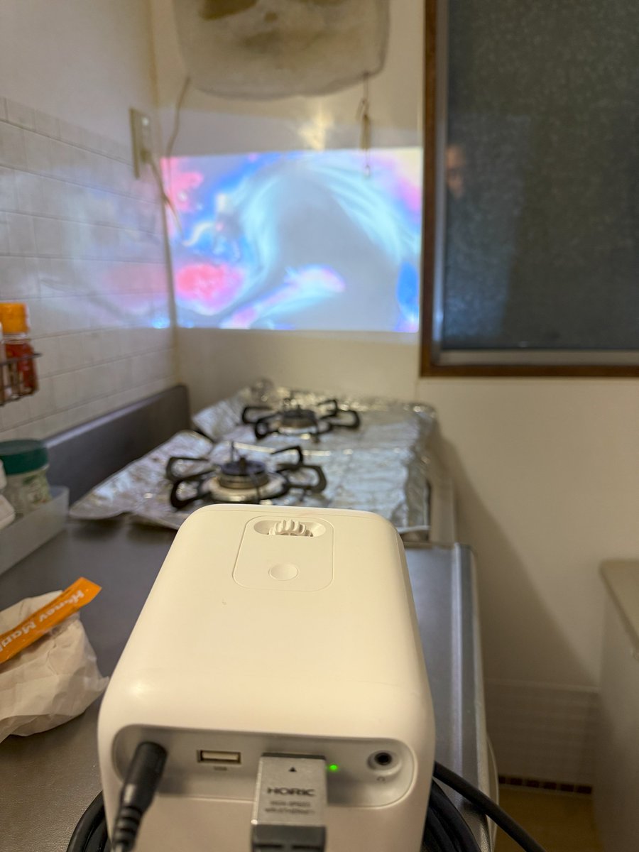 kumi0708's tweet image. Madmapper使ってプロジェクションマッピングの練習！
chrome（youtube）→obs studio（Virtural Camera ）→Madmapper
って感じで家の壁にプロジェクション
一応我が汚いキッチンに台形補正してプロジェクションは出来ている
映像は期間限定でyoutubeに公開している爆裂ハンター
#obsStudio
#Madmapper