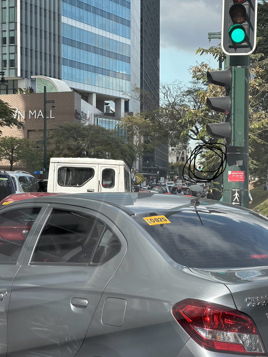 EreecNg's tweet photo. Bgc alisin niyo na tong stoplight niyo dito sa 11th ave, uptown mall  nagpapatraffic lang https://t.co/RQGpkBM6PK