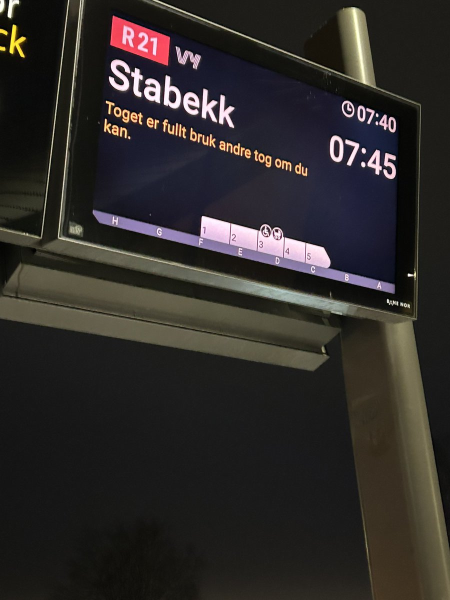 oynyborg's tweet photo. Hei @vygruppen dette funker dårlig, altså. Det er ingen andre tog her, så dere må rett og slett stille med dobbelt sett vogner på denne avgangen. Får vi halv pris på halvt togsett? https://t.co/08wHMZdPLF