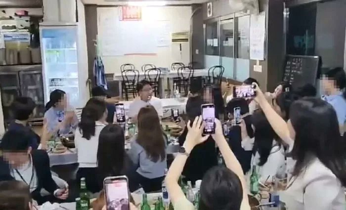 권성동이가 여기자들 데리고 회식한 건 아무 문제도 안삼으면서 공수처가 조촐하게 회식한거 보고 지랄하는 이유가 뭘까? 이러니까 기레기 소리를 듣는거야 좃선놈들아 ㅋㅋㅋㅋㅋㅋ