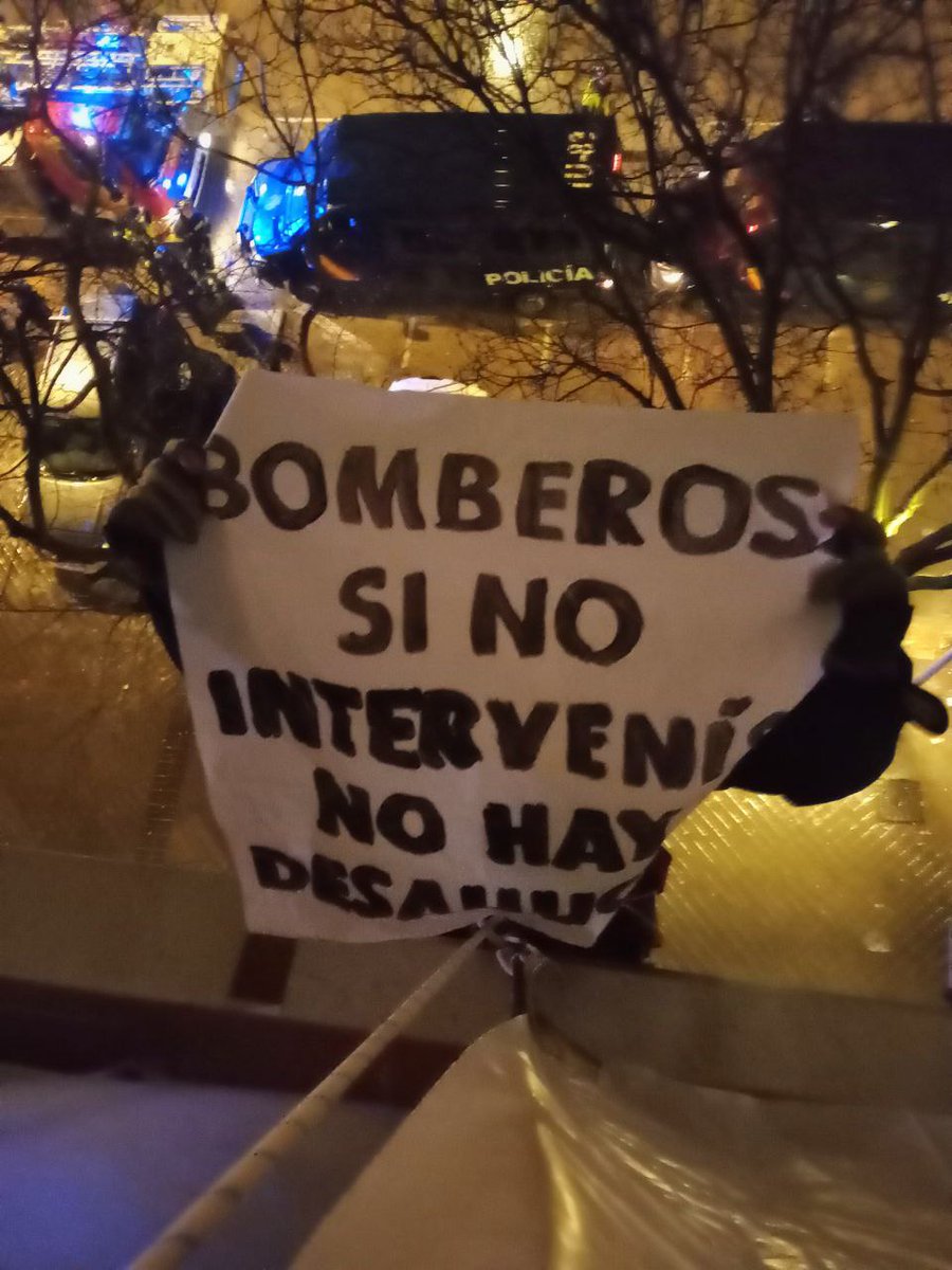 Ahora mismo en Vallekas. <a href="/BomberosMad/">Bomberos Madrid</a> preparados para descolgar a una persona que intenta evitar un desahucio. No está en peligro, el sistema es seguro. No necesita ayuda. Están ejecutando el desahucio ellos. Hagamos llegar nuestro rechazo <a href="/pahvallekas/">PAH Vallekas</a> <a href="/AccionesAlturas/">Acciones en alturas</a>