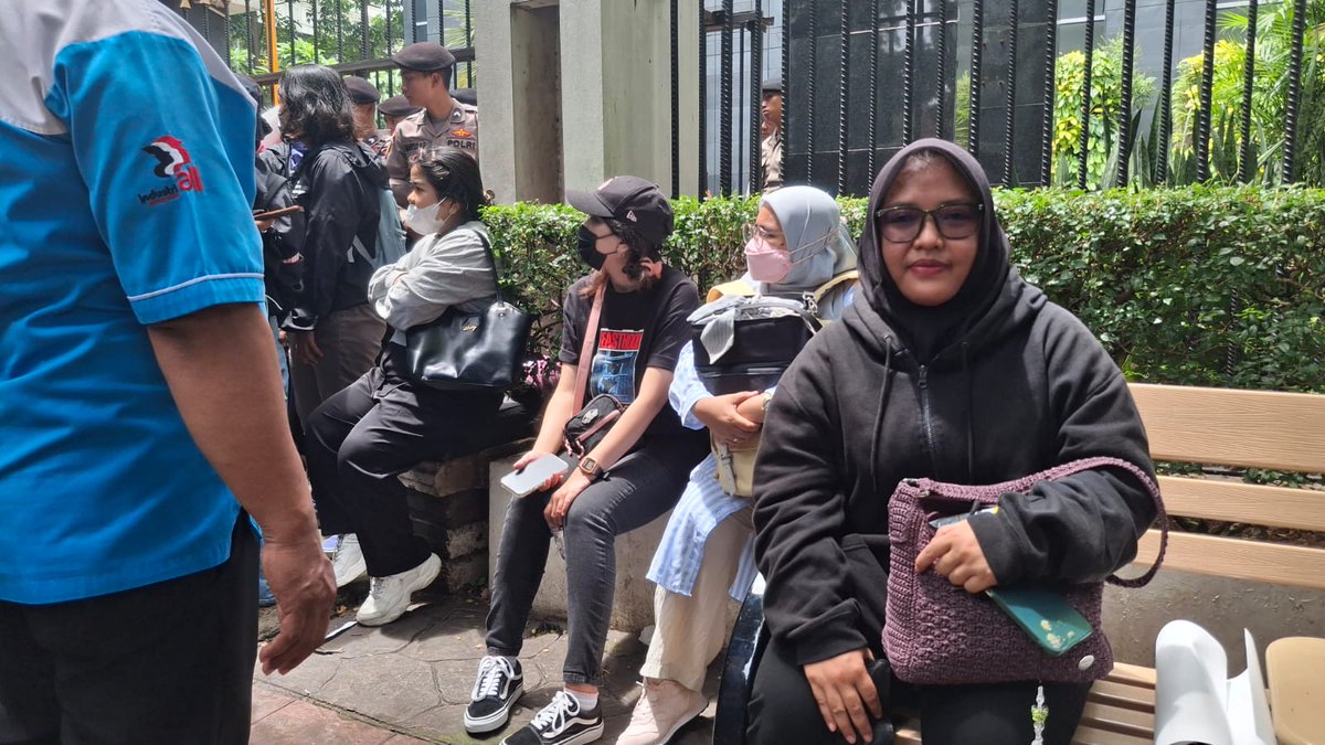 beritaKBR's tweet photo. Majelis Hakim Pengadilan Negeri Jakarta Pusat membacakan putusan untuk #Septia Dwi Pertiwi, terdakwa kasus dugaan pencemaran nama baik terhadap #JhonLBF, pemilik PT Hive Five, hari ini.
Penasihat hukum dari Tim Advokasi Septia Gugat Negara Abai (#ASTAGA), Gina Sabrina, berharap hakim membebaskan kliennya dari segala tuntutan jaksa penuntut umum (JPU). Menurut Gina, kasus ini dapat menjadi preseden penting bagi kebebasan berekspresi di Indonesia.
Foto: Jurnalis KBR Aika