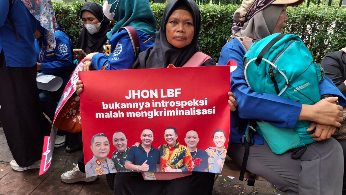 beritaKBR's tweet photo. Majelis Hakim Pengadilan Negeri Jakarta Pusat membacakan putusan untuk #Septia Dwi Pertiwi, terdakwa kasus dugaan pencemaran nama baik terhadap #JhonLBF, pemilik PT Hive Five, hari ini.
Penasihat hukum dari Tim Advokasi Septia Gugat Negara Abai (#ASTAGA), Gina Sabrina, berharap hakim membebaskan kliennya dari segala tuntutan jaksa penuntut umum (JPU). Menurut Gina, kasus ini dapat menjadi preseden penting bagi kebebasan berekspresi di Indonesia.
Foto: Jurnalis KBR Aika