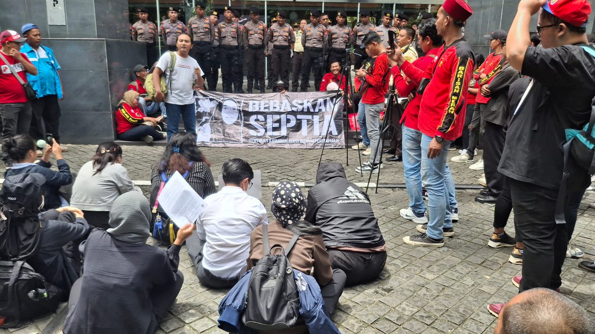 beritaKBR's tweet photo. Majelis Hakim Pengadilan Negeri Jakarta Pusat membacakan putusan untuk #Septia Dwi Pertiwi, terdakwa kasus dugaan pencemaran nama baik terhadap #JhonLBF, pemilik PT Hive Five, hari ini.
Penasihat hukum dari Tim Advokasi Septia Gugat Negara Abai (#ASTAGA), Gina Sabrina, berharap hakim membebaskan kliennya dari segala tuntutan jaksa penuntut umum (JPU). Menurut Gina, kasus ini dapat menjadi preseden penting bagi kebebasan berekspresi di Indonesia.
Foto: Jurnalis KBR Aika
