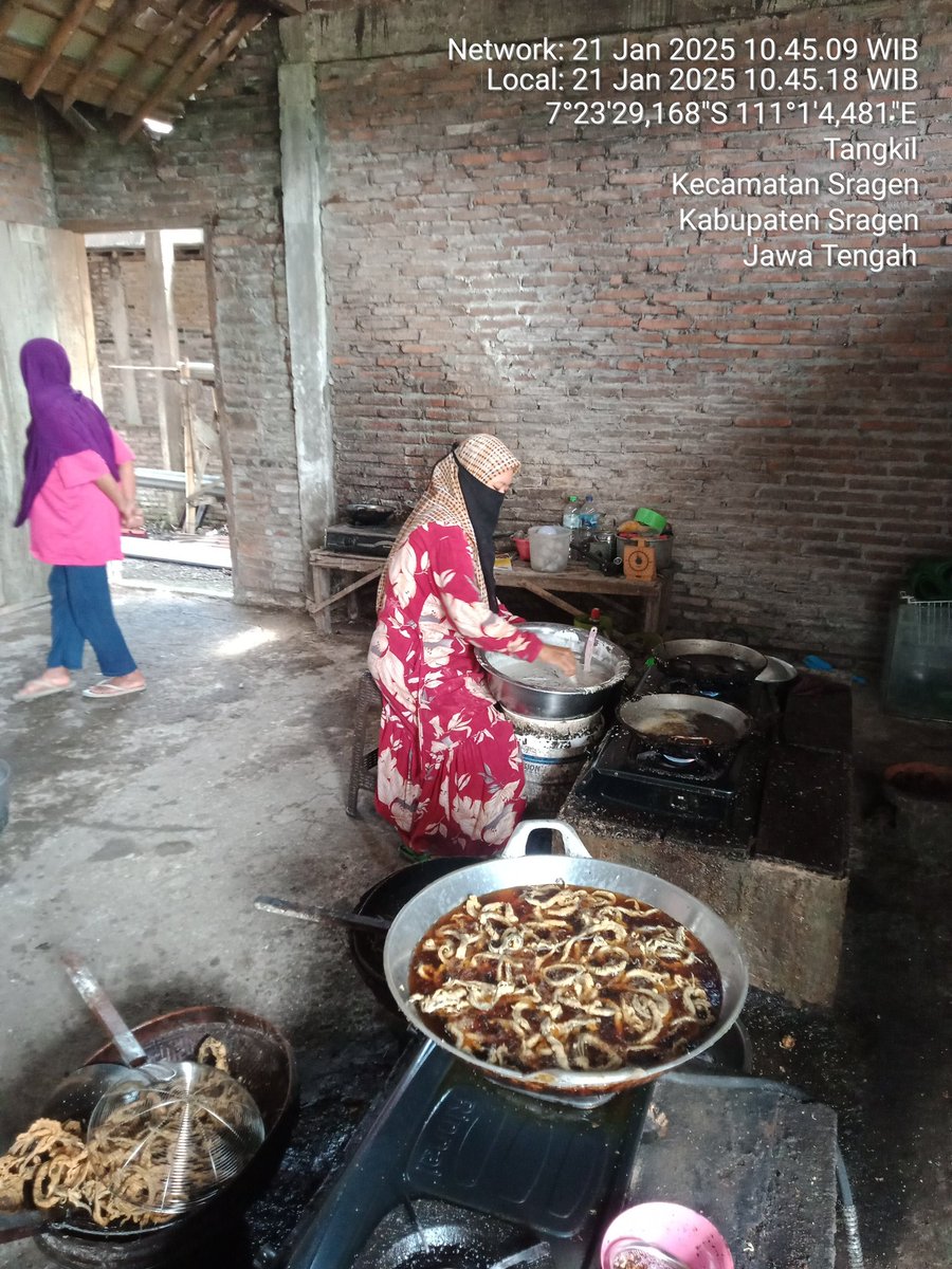 LutfiyahSp's tweet photo. Selasa, 21/1/2025, Lutfiyah luhkan sragen, Bu Rina Sabiah produksi keripik belut 10kg harga jual 120rb, bahan baku dr pencari belut lokal harga mentah 40rb/kg.
#GiatLuhkansatminkalbogor 
#sragen
#luhlapor https://t.co/3P7XfRW38o