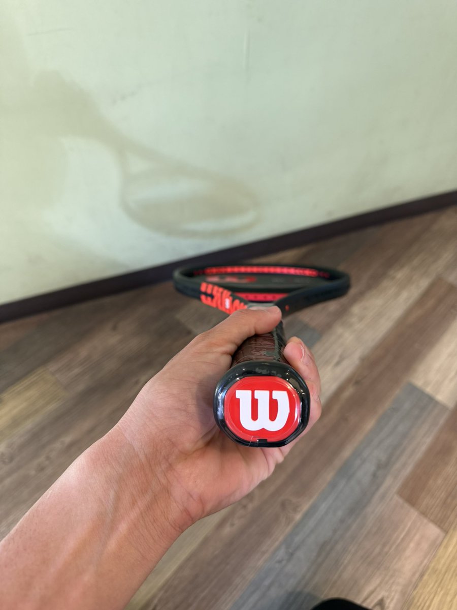 takatoadachi's tweet photo. クラッシュv3が発売！デザイン良すぎて毎日レッスンで使ってる♪V2よりシナリが強く感じられ、楽にスピンがかかる印象。ボールが面に乗ってる時間が長いから、ラケットがフォロースルーを教えてくれる。そんなラケット！質問どうぞ♪

#Wilson
#clashv3 https://t.co/RuZT5HPGIs
