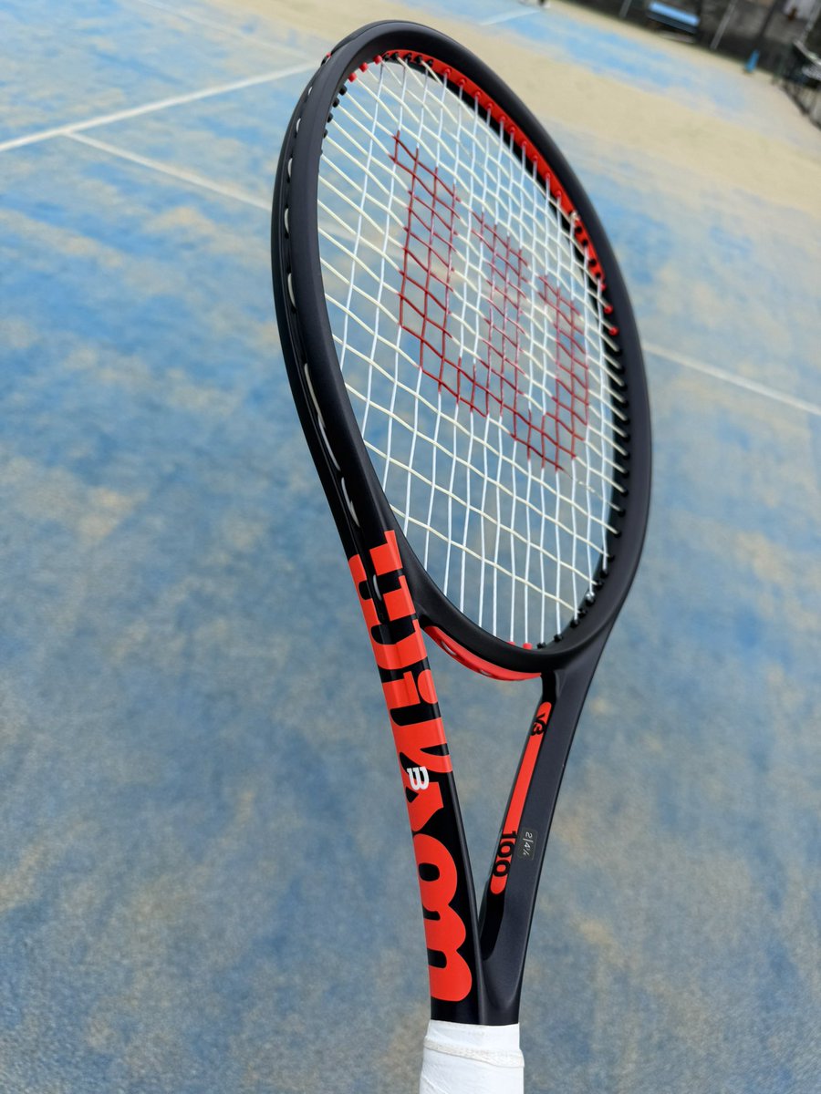 takatoadachi's tweet photo. クラッシュv3が発売！デザイン良すぎて毎日レッスンで使ってる♪V2よりシナリが強く感じられ、楽にスピンがかかる印象。ボールが面に乗ってる時間が長いから、ラケットがフォロースルーを教えてくれる。そんなラケット！質問どうぞ♪

#Wilson
#clashv3 https://t.co/RuZT5HPGIs