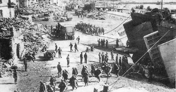 MinisteroDifesa's tweet image. "Ormai sono passati 81 anni, ma lo sbarco delle truppe Alleate avvenuto ad #Anzio nel 1944 continua ad essere una pagina, importante quanto dolorosa, della nostra storia e della II Guerra Mondiale. Quanti lutti e quanti sacrifici furono compiuti per liberare l’Italia! Oggi