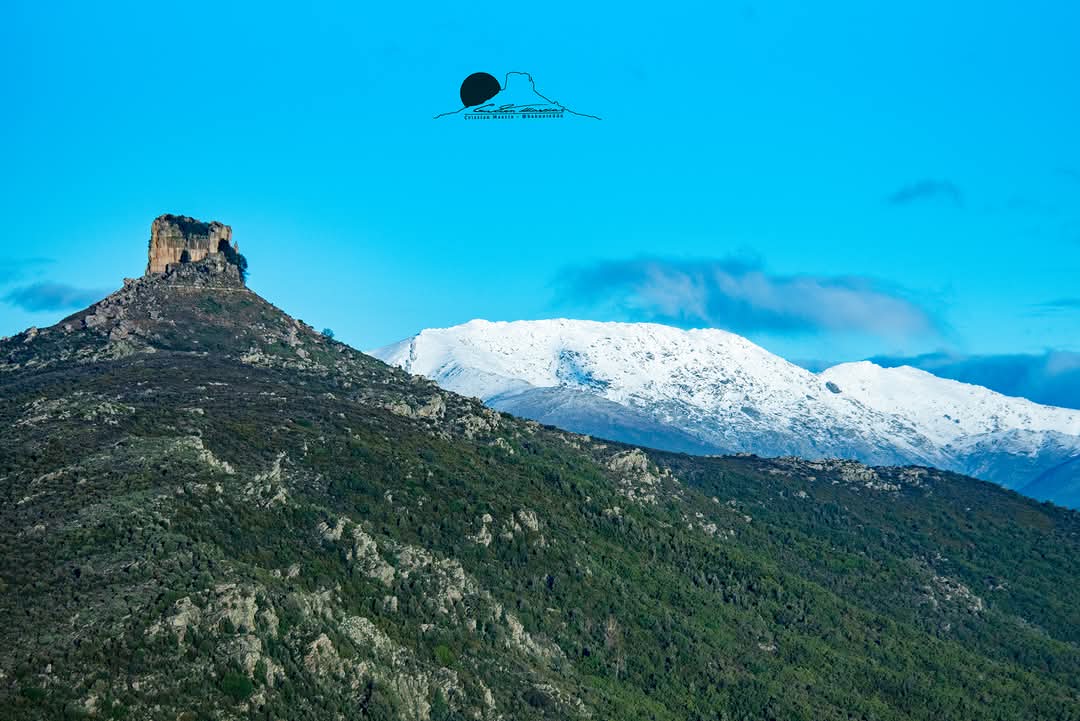 SardegnSentieri's tweet photo. Casomai ci fosse bisogno di ricordare la bellezza dei nostri paesaggi...eccola!

Gennargentu innevato, in primo piano Perda Liana. E poi le cascate di Ulassai.

 📷Cristian Mascia https://t.co/gdAzOZUK2l