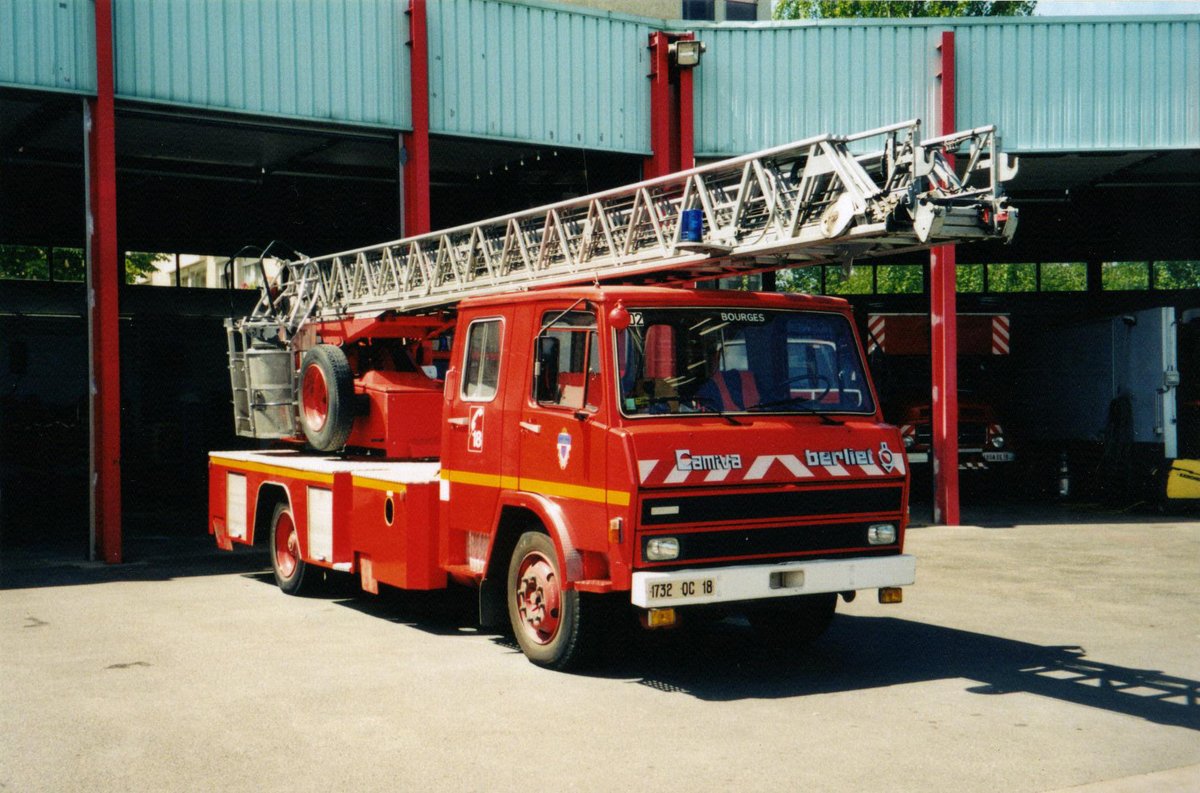 teambestioles's tweet photo. #Vintagebestiole

En 2025, on fête les 50 ans de LA grande échelle 🚒 des années "DISCO "🪩🪩🪩 avec ce châssis #Berliet 770 KB6 carrossé par @MCamiva 
58 EPA30 seront livrées entre 1975 et 1983
Certains parcs échelles seront même transférés sur des châssis plus récent
#fiabilité https://t.co/80gv0n3yAg
