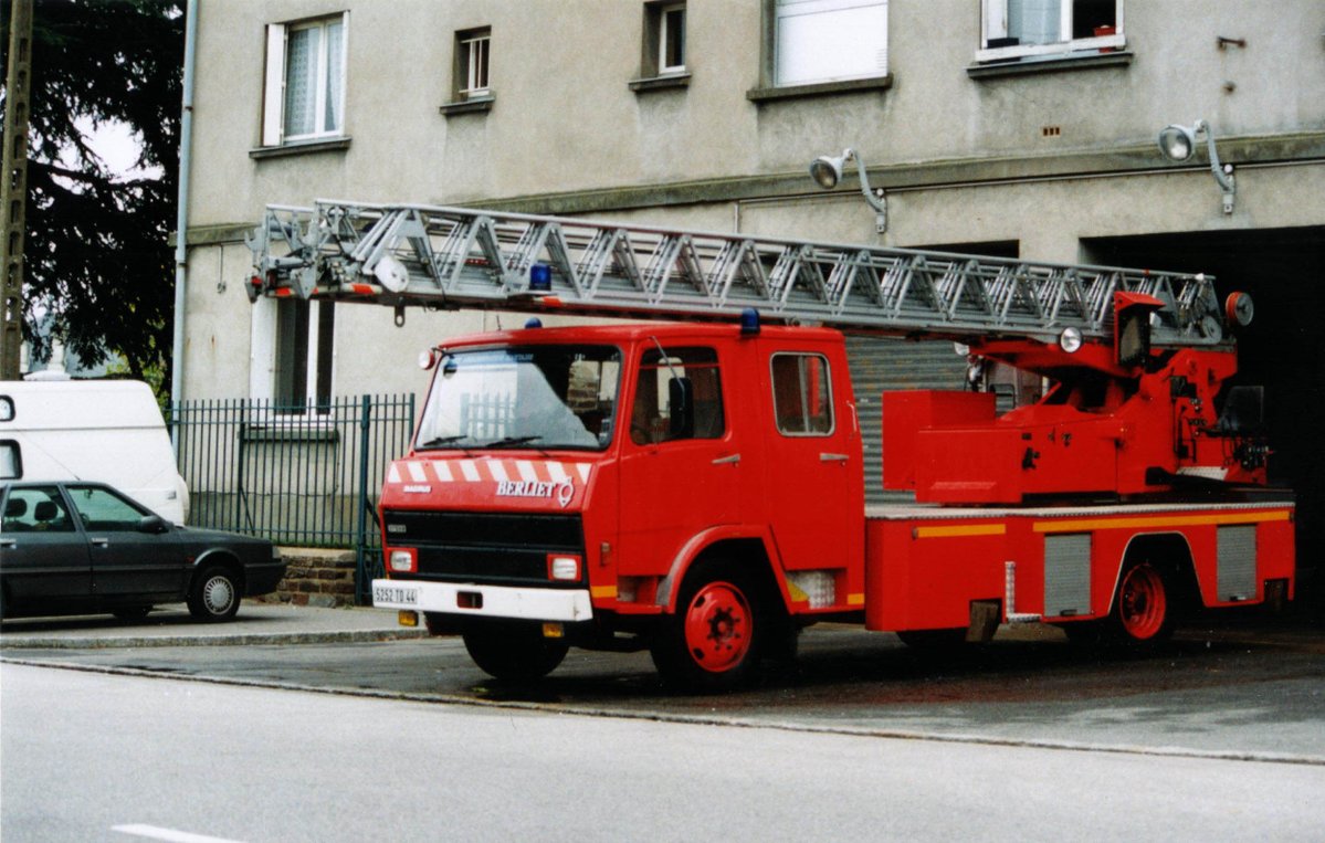 teambestioles's tweet photo. #Vintagebestiole

En 2025, on fête les 50 ans de LA grande échelle 🚒 des années "DISCO "🪩🪩🪩 avec ce châssis #Berliet 770 KB6 carrossé par @MCamiva 
58 EPA30 seront livrées entre 1975 et 1983
Certains parcs échelles seront même transférés sur des châssis plus récent
#fiabilité https://t.co/80gv0n3yAg