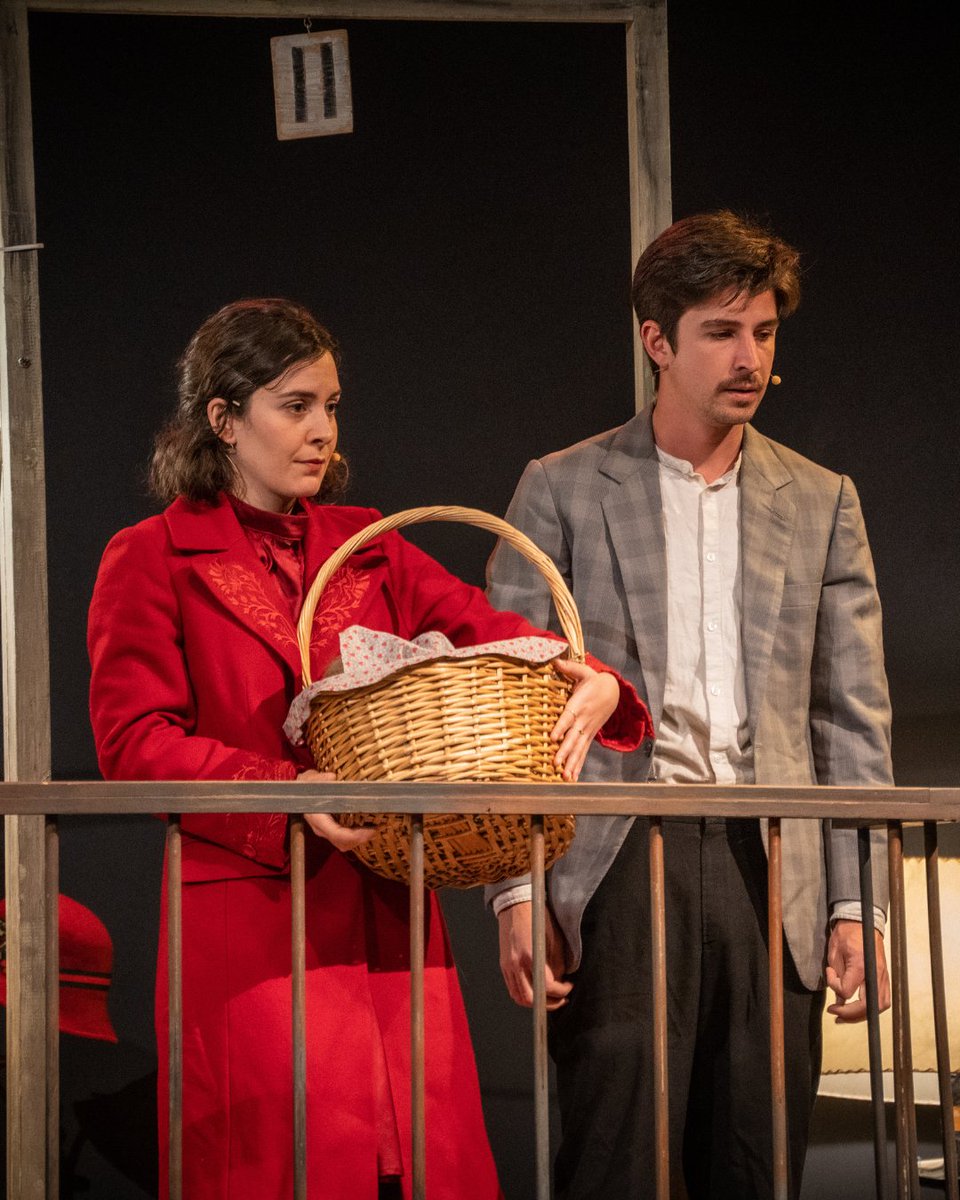 Transeduca's tweet photo. ✨ Historia de una escalera de Buero Vallejo: una obra que conecta generaciones, aborda desigualdades y fomenta la reflexión. 🌟
¡Haz que tus alumnos vivan esta experiencia única!🎭
#transeduca #teatroeducativo #teatreescolar #claustroig #metodosdeenseñanza #buerovallejo https://t.co/bIPJhSJjUa