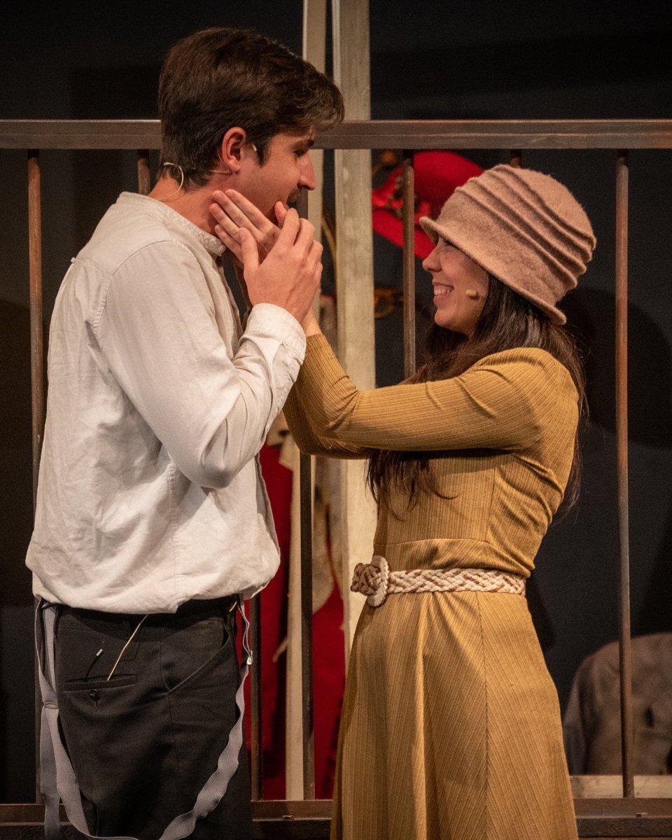 Transeduca's tweet photo. ✨ Historia de una escalera de Buero Vallejo: una obra que conecta generaciones, aborda desigualdades y fomenta la reflexión. 🌟
¡Haz que tus alumnos vivan esta experiencia única!🎭
#transeduca #teatroeducativo #teatreescolar #claustroig #metodosdeenseñanza #buerovallejo https://t.co/bIPJhSJjUa